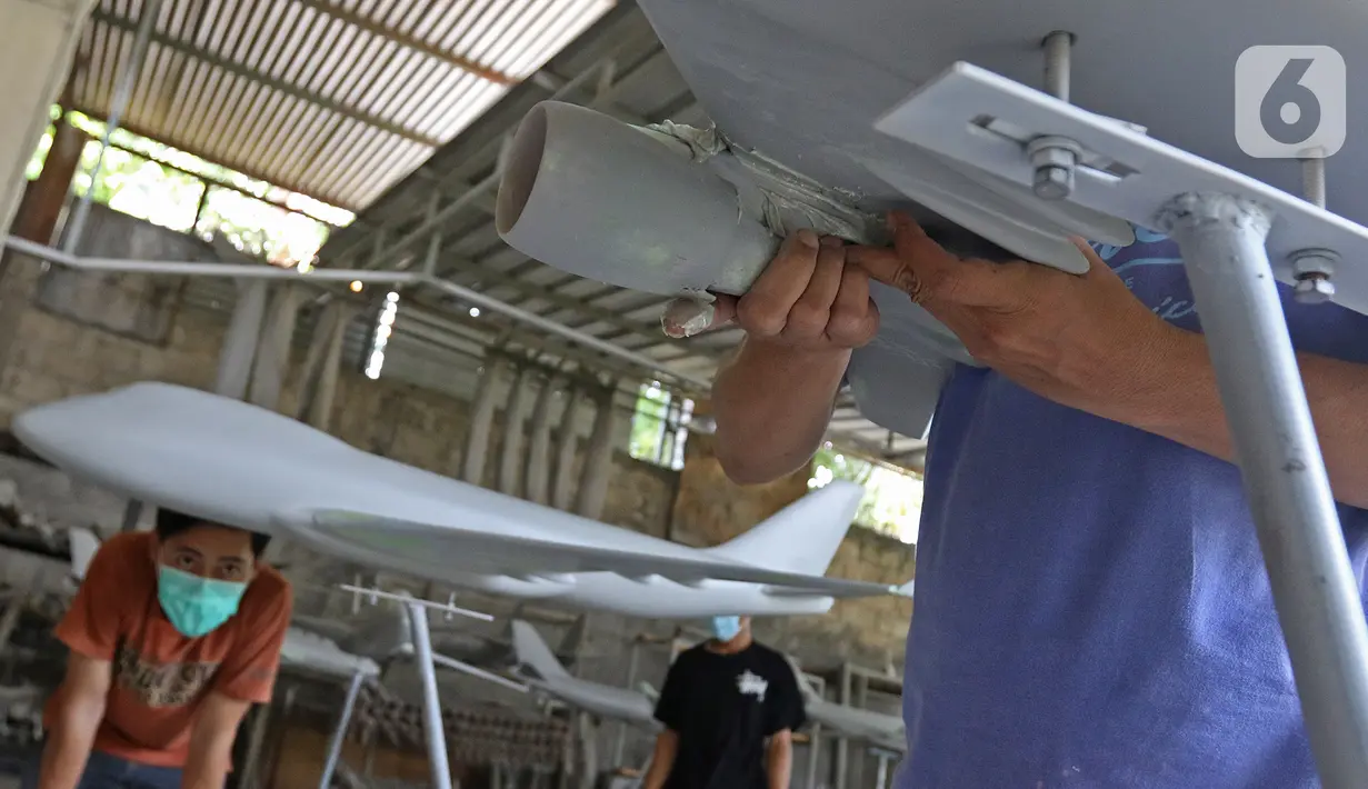Pekerja menyelesaikan pembuatan miniatur pesawat di workshop Anglo Indonesian Aircraft Models di Cibinong, Kabupaten Bogor, Kamis (15/10/2020). Sebuah miniatur pesawat ini dijual seharga Rp250 ribu hingga Rp 50 juta tergantung skalanya. (Liputan6.com/Herman Zakharia)