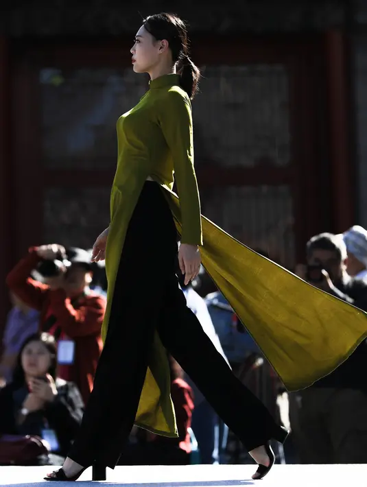 Model berjalan di atas catwalk membawakan busana cheongsam atau disebut qipao selama Festival Budaya Cheongsam Internasional Shenyang di Istana Kekaisaran Shenyang di Shenyang, provinsi Liaoning, China (19/9). (AFP Photo/Str/China Out)