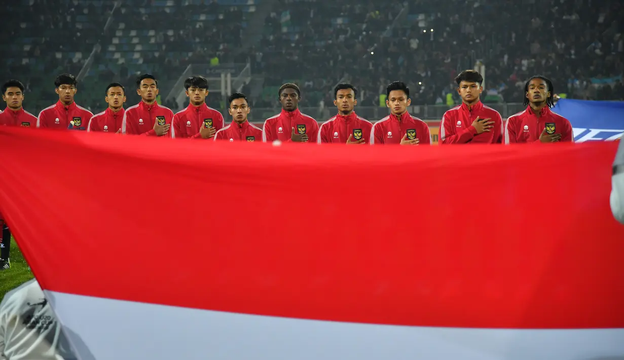 <p>Para pemain starter Timnas Indonesia U-20 berbaris menyanyikan lagu kebangsaan Indonesia Raya sebelum dimulainya laga matchday ketiga Grup A Piala Asia U-20 2023 menghadapi Uzbekistan U-20 di Istiqlol Stadium, Fergana, Uzbekistan, Selasa (7/3/2023) malam WIB. (AFC/Tolibjon Kosimov Tokhririvich)</p>