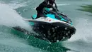 Mengenakan gamis syar'i lengkap dengan jilbab panjang, Umi Pipik tetap terlihat santai saat mengendalikan jet ski. Ia menyusuri perairan Danau Toba selama 45 menit dengan rute dari Samosir hingga Toba. Meskipun menggunakan pakaian tertutup, ia tetap lincah dan fokus menjaga keseimbangan selama perjalanan. (Liputan6.com/IG/@_ummi_pipik_)