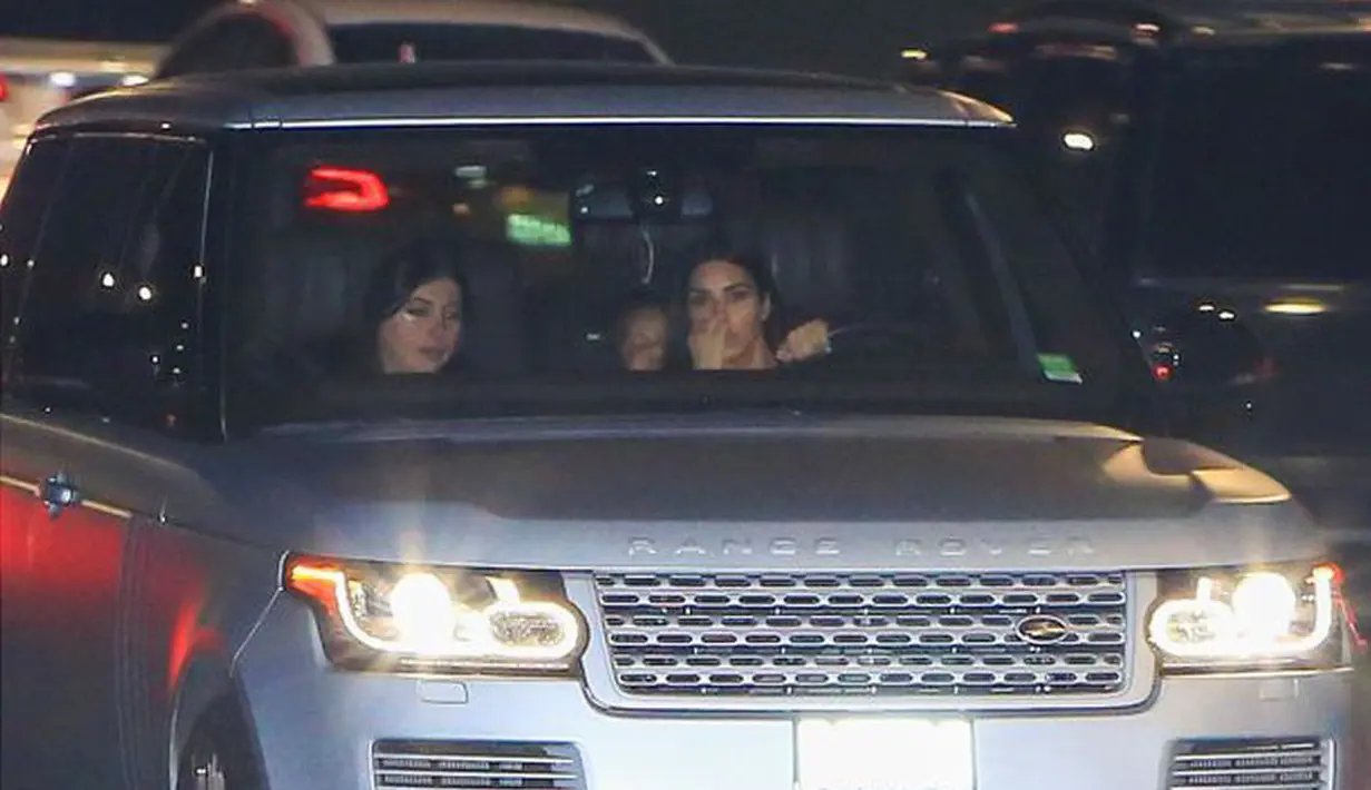 Kanye yang tidak bersama Kim saat itu dikabarkan sedang berada di tempat lain untuk menghadiri pameran lukisan bersama sahabat terdekatnya, Jonathan Cheban. (doc.mirror.com)