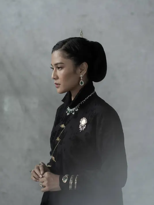 Dian Sastrowardoyo terlihat tegas dalam memerankan karakter pahlawan Indonesia. Selain perhiasan, ia juga menggunakan sanggul ala Cut Nyak Dien. (sumber: Liputan6.com/IG/therealdisastr)