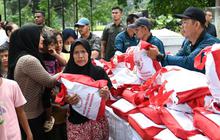 Presiden Jokowi Bagi-bagi 1.000 Sembako di Depan Istana Jelang Lebaran