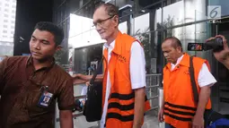 Mantan anggota DPRD Sumatera Utara periode 2009-2014, Elezaro Duha dan Pasiruddin Daulay mengenakan rompi oranye usai menandatangan berkas P21 di gedung KPK, Jakarta, Senin (3/12). (Merdeka.com/Dwi Narwoko)