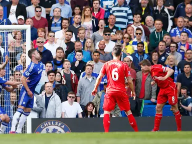 Duel panas terjadi di laga Liga Premier Inggris antara Chelsea dengan Liverpool di Stamford Bridge, Minggu (10/5/2015). Chelsea bermain imbang 1-1 atas Liverpool.(Reuters/John Sibley)