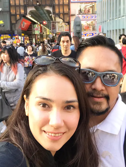 Dua foto dibagikan oleh Feby dalam acara tersebut. Foto pertama senyum ceria ketika sang suami menciumnya di depan kue ulang tahun. Dalam foto kedua, tampak beberapa temanya ikut hadir untuk memberikan kejutan ultah Feby. (Instagram/febyfebiola_)