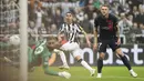 Pemain Newcastle United, Miguel Almiron, mencetak gol ke gawang Paris Saint-Germain pada matchday 2 Grup F Liga Champions 2023/2024 di St James Park, Kamis (5/10/2023). (AP Photo/Scott Heppell)