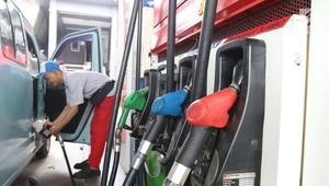 Petugas SPBU melayani pengisian BBM di SPBU Jakarta, Minggu (10/2). Harga Dex diturunkan dari Rp 11.750 menjadi Rp 11.700 per liter. (Liputan6.com/AnggaYuniar)