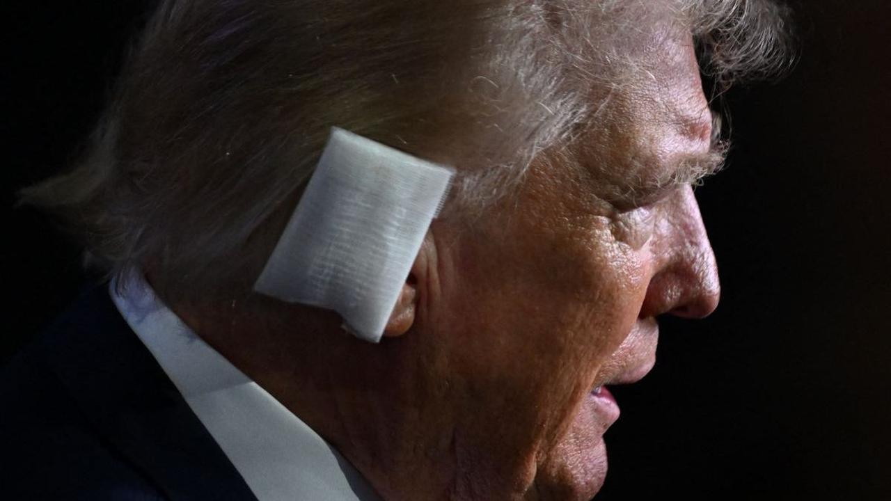 FOTO: Penampilan Donald Trump Kembali Kampanye Setelah Jadi Korban Penembakan, Telinga Kanan Tampak Diperban