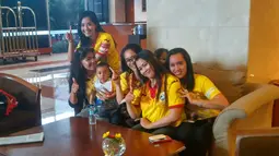 Istri dan pacar pemain Sriwijaya FC yang mendukung hingga ke Stadion Utama Gelora Bung Karno, Jakarta, Minggu (18/10/2015). (Bola.com/Nicklas Hanoatubun)