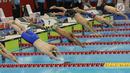 Atlet Indonesia Jendi Pangabean beraksi di garis start saat babak final putra 100 meter gaya bebas S9 para renang Asian Para Games 2018 di Aquatic Center, GBK, Jakarta, Senin (8/10). Jendi meraih perak dalam kelas tersebut. (Merdeka.com/Imam Buhori)