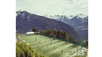 Stadion Ottmar Hitzfeld ini berlokasi di Zermat, Swiss, Stadio ini dinamai sesuai dengan pelatih kenamaan Swiss Ottmar Hitzfeld dan juga merupakan Stadion tertinggi di Dunia, Jika kesini harus menggunakan Cble Car.(Photo/Instagram)