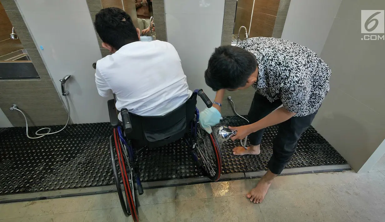 Penyandang disabilitas berwudu di tempat wudu khusus disabilitas Masjid El Syifa, Ciganjur, Jakarta, Senin (27/5/2019). Masjid El Syifa dilengkapi dengan fasilitas wudu dengan standar aman untuk para penyandang disabilitas. (Liputan6.com/Herman Zakharia)