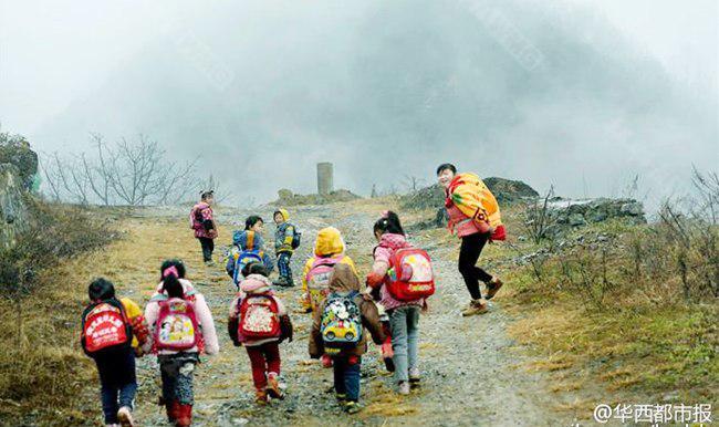 Li baru saja melahirkan tiga bulan lalu, tetapi ia sebelumnya telah menjadi ibu bagi 36 muridnya | foto: copyright womenofchina.cn