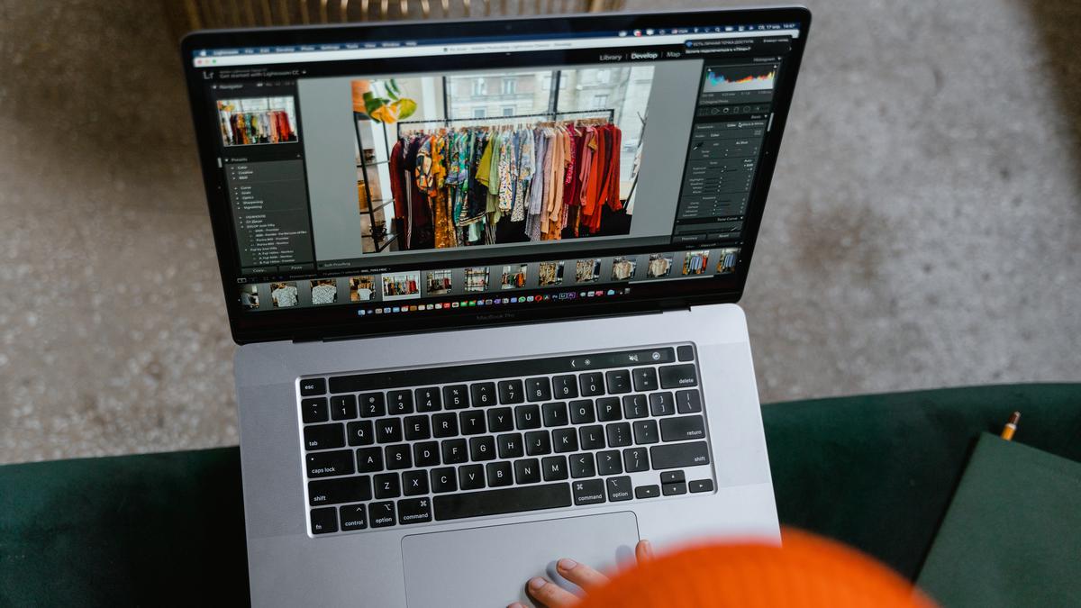 10 Cara Mengenali Kualitas Bahan Baju saat Beli Online Menurut Ahli Fashion