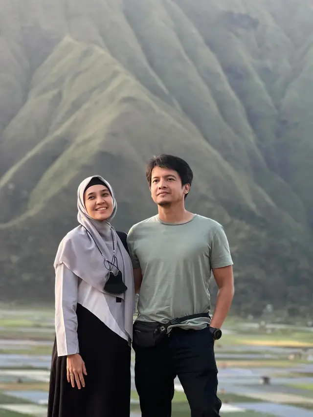 Tampil Mesra, Ini 5 Momen Liburan Dhini Aminarti dan Dimas Seto di Lombok
