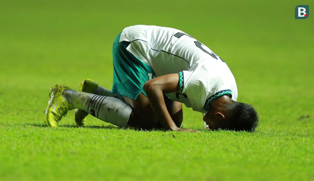 Pemain Timnas Indonesia U-17, Muhammad Narendra Tegar melakukan selebrasi dengan sujud syukur usai Timnas Indonesia mencetak gol ke gawang Palestina pada laga Grup B Kualifikasi Piala Asia U-17 2023 antara Timnas Indonesia menghadapi Palestina di Stadion Pakansari, Bogor, Jumat (7/10/2022). (Bola.com/M Iqbal Ichsan)