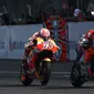 Pertarungan pembalap Ducati, Andrea Dovizioso dan pembalap Repsol Honda, Marc Marquez pada MotoGP Thailand 2018.