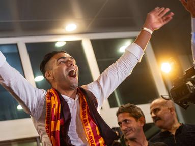 Striker Kolombia Radamel Falcao menyapa para suporter Galatasaray saat tiba di Bandara Ataturk di Istanbul (1/9/2019). Pemain 33 tahun ini dibeli Galatasaray dari klub Prancis, AS Monaco. (AFP Photo/Yasin Akgul)