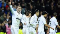 Striker Real Madrid Gonzalo Higuain merayakan gol diiringi kolega ketika mengalahkan Atletico Madrid 4-1 pada partai lanjutan La Liga di Santiago Bernabeu, Madrid, 26 November 2011. AFP PHOTO/PIERRE-PHILIPPE MARCOU