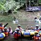 Bupati Bone Bolango Hamim Pou bersama jajaran saat menelusuri Longalo River Tubing (Arfandi/Liputan6.com)