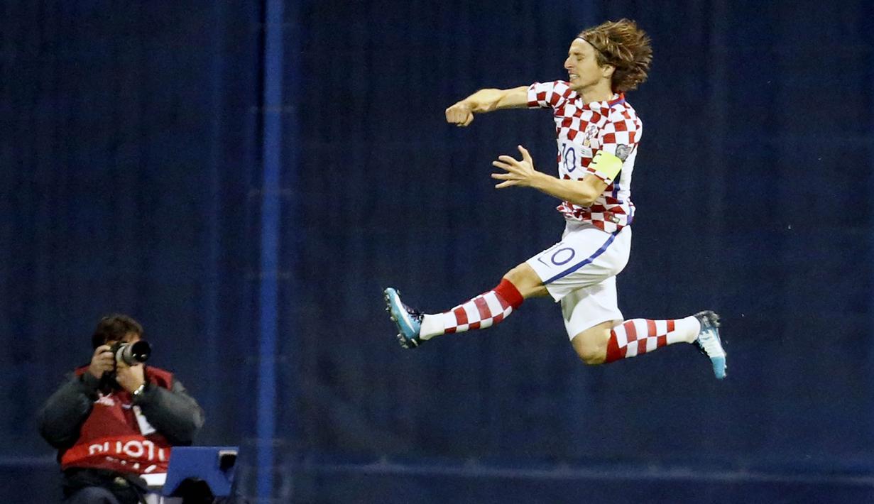 Gelandang Kroasia, Luka Modric, melakukan selebrasi usai mencetak gol ke gawang Yunani pada laga leg pertama playoff Piala Dunia 2018 di Stadion Maksimir, Kamis (9/11/2017). Kroasia menang 4-1 atas Yunani. (AP/Darko Bandic)