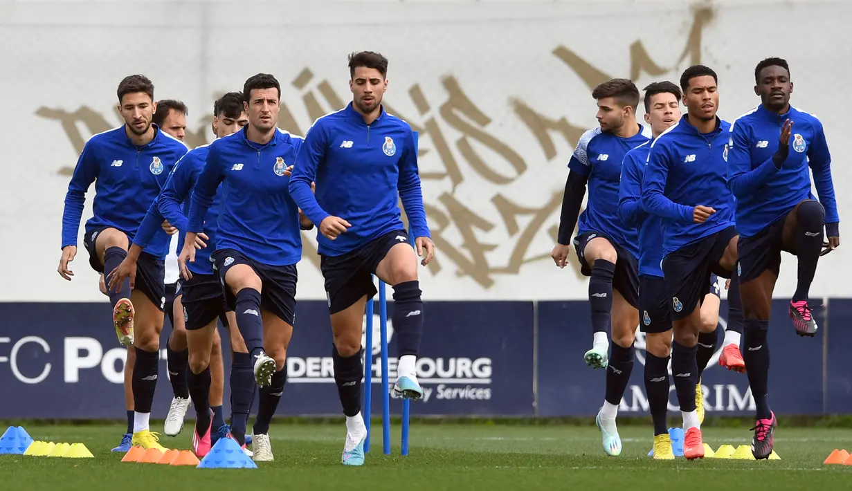 Para pemain FC Porto menghadiri sesi latihan di tempat latihan Olival, Vila Nova de Gaia, dekat Porto, Portugal, 13 Maret 2023. FC Porto akan menghadapi Inter Milan pada pertandingan sepak bola leg kedua babak 16 besar Liga Champions. (MIGUEL RIOPA/AFP)