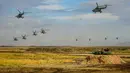 Helikopter Rusia dan China berpartisipasi dalam latihan militer Vostok-2018 di Tsugol, Siberia timur, Kamis (13/9). Vostok-2018 berlangsung pada saat ketegangan yang meningkat antara negara Barat dan Rusia. (AFP/Mladen Antonov)
