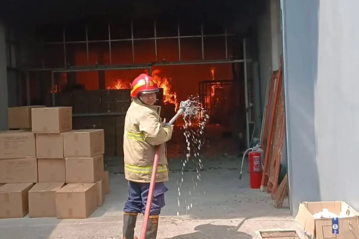 Sebuah gudang penyimpanan power bank dan baterai elektronik, terbakar di Kawasan Pergudangan Taman Tekno, Kecamatan Setu, Kota Tangerang Selatan.