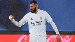 Penyerang Real Madrid, Karim Benzema berselebrasi usai mencetak gol ke gawang Getafe pada pertandingan lanjutan La Liga Spanyol di stadion Alfredo di Stefano di Madrid, Spanyol, Rabu (10/2/2021). EL Real kini mendekati posisi tim tetangga, Atletico Madrid. (AFP/Gabriel Bouys)