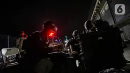 Tim Gegana Brimob Kelapa Dua Mabes Polri bersiap mengecek benda mecurigakan saat simulasi penanggulangan bom dan teror di Depo MRT Lebak Bulus, Jakarta, Rabu (16/12/2020). Aksi itu untuk mengecek kesiapan anggota Brimob Kelapa Dua Mabes Polri menghadapi ancaman kejahatan. (Liputan6.com/FaizalFanani)