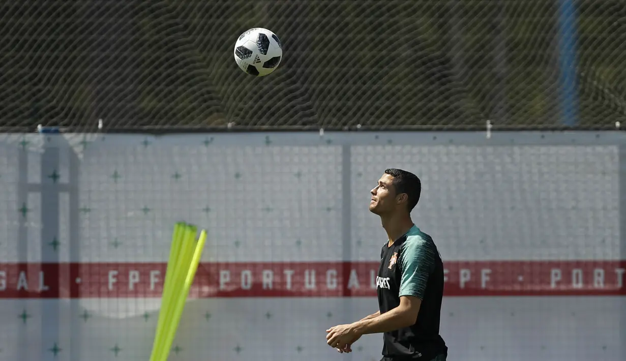 Striker Portugal, Cristiano Ronaldo, saat latihan jelang laga putaran kedua Piala Dunia di Kratovo, Rusia, Selasa (19/6/2018). Portugal akan berhadapan dengan Maroko. (AP/Francisco Seco)