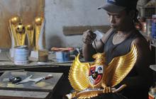FOTO: Pemintaan Kerajinan Patung Garuda Pancasila Meningkat Jelang HUT ke-79 Kemerdekaan RI
