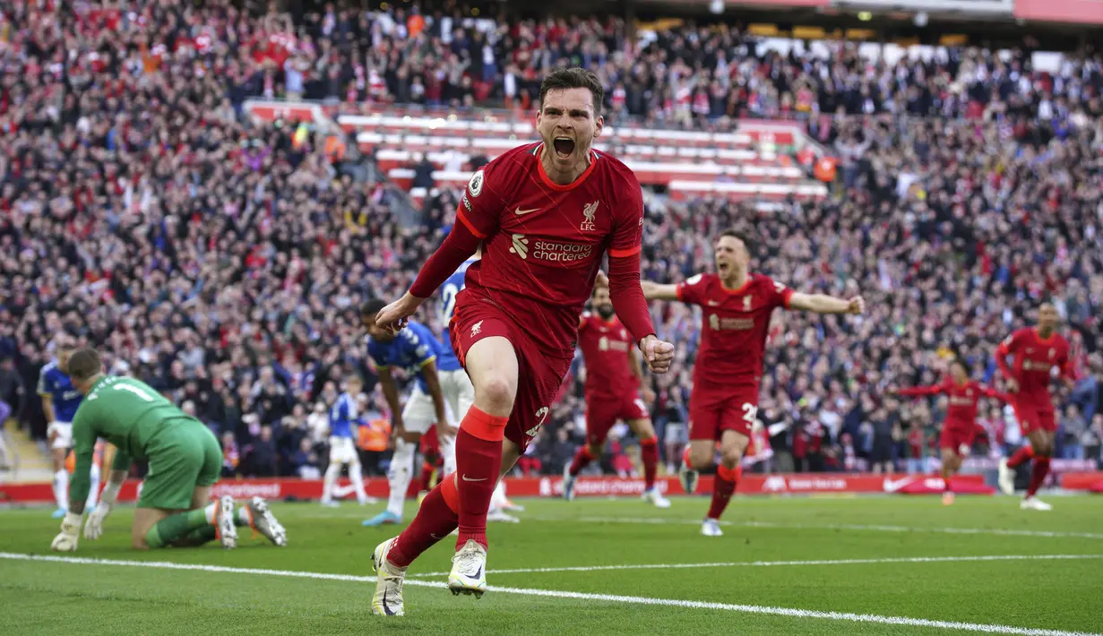 <p>Bek Liverpool, Andrew Robertson berselebrasi usai mencetak gol ke gawang Everton selama pertandingan lanjutan Liga Inggris di stadion Anfield di Liverpool, Inggris, Minggu (24/4/2022). Tambahan tiga poin membuat Liverpool tetap di posisi kedua dengan 79 poin dari 33 laga, selisih satu angka dari Man City di posisi pertama. (Peter Byrne/PA via AP)</p>