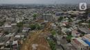 Foto udara memperlihatkan proses pembebasan lahan proyek Jalan Tol CIbitung-CIlincing seksi 4 di kawasan Semper Timur, Cilincing, Jakarta Utara, Selasa (8/11/2022).  PT Cibitung Tanjung Priok Port Tollways (CTP Tollways) sebagai Badan Usaha Jalan Tol (BUJT) mencatat progres pembebasan lahan untuk seksi 4 sepanjang 7,28 km telah mencapai 100% dan ditargetkan pembangunannya selesai pada akhir tahun 2022. (Liputan6.com/Herman Zakharia)