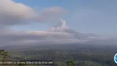 Semeru Erupsi Lontarkan Kolom Abu 700 Meter