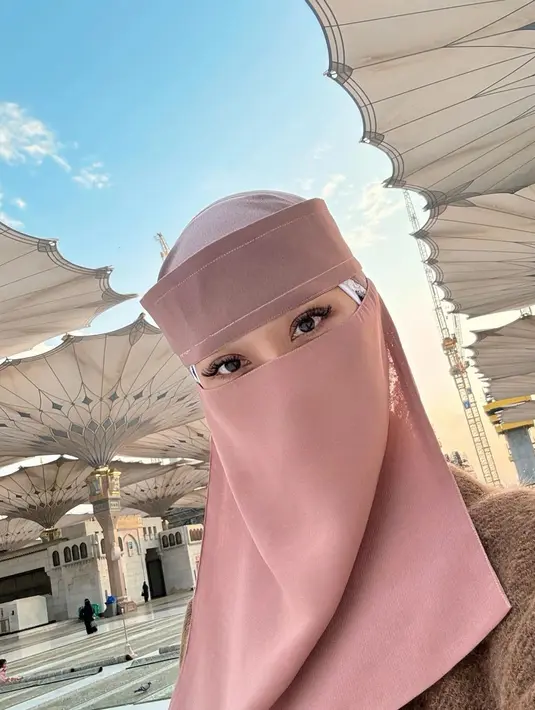 BCL juga sempat membagikan potret dirinya bercadar. Dengan penampilan tertutup bernuansa merah muda yang cantik, ditumpuk dengan long coat blazer berwarna cokelat, BCL berfoto selfie saat bercadar. [Foto: Instagram/itsmebcl]