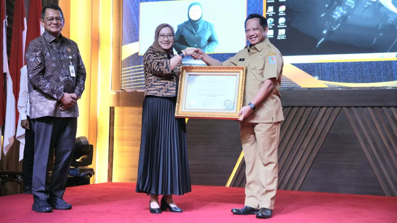 Menteri Dalam Negeri (Mendagri) Muhammad Tito Karnavian menerima penghargaan Outstanding Public Service Innovations (OPSI) Kelompok Umum dalam ajang Kompetisi Inovasi Pelayanan Publik (KIPP) Tahun 2025.
