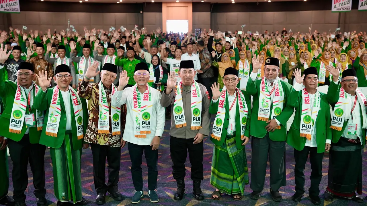 Menteri Koordinator (Menko) Bidang Pangan Zulkifli Hasan saat menghadiri acara pembukaan Muktamar PUI ke-15 di Convention Hall Smesco, Pancoran, Jakarta Selatan, Selasa (13/5/2025).
