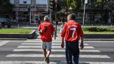 Dua pria mengenakan jersey legenda Manchester United David Beckham jelang pertandingan final UEFA Super Cup antara Real Madrid melawan MU di Philip II Arena di Skopje, Macedonia, (7 /8). (AFP Photo/Armend Nimani)