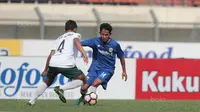 Pemain Persib Bandung U-19, Asep Saepul (kanan) mencoba melewati adangan pemain PS TNI U-19, Yoga Alam pada lanjutan Liga 1 2017 U-19 di Stadion Si Jalak Harupat, Sabtu (05/8/2017). (Bola.com/Nicklas Hanoatubun)