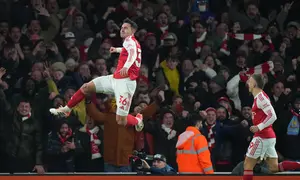 Empat gol Arsenal dicetak Gabriel Magalhaes pada menit 48, Martin Zubimendi menit 52, Leandro Trossard menit 69, dan Gabriel Jesus menit 78. Aston Villa hanya mampu membalas melalui Ollie Watkins pada menit 90+4. (AP photo/Alastair Grant)