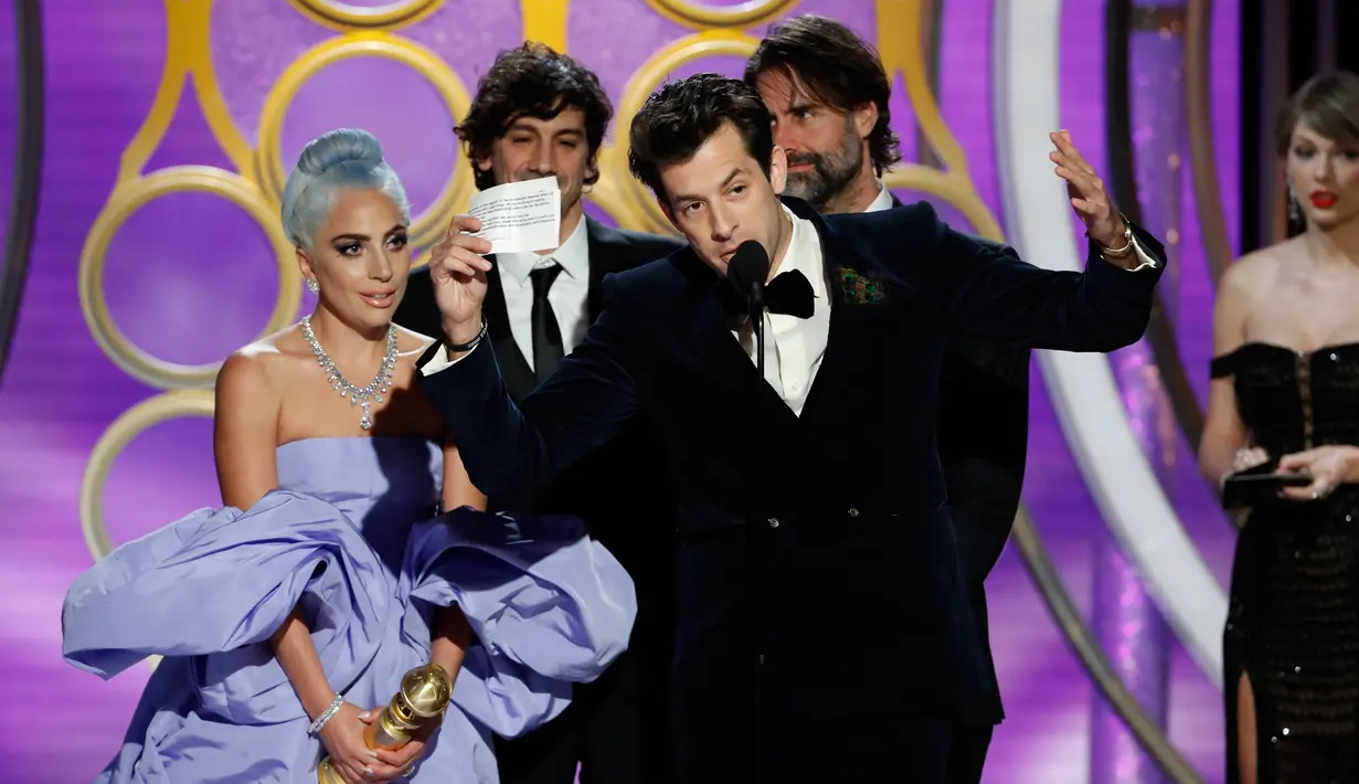 Lady Gaga (kiri) dan Mark Ronson saat menerima penghargaan untuk kategori lagu orisinal terbaik dalam ajang Golden Globes 2019 di The Beverly Hilton, Beverly Hills, California, Minggu (6/1). (Paul Drinkwater/NBC via AP)