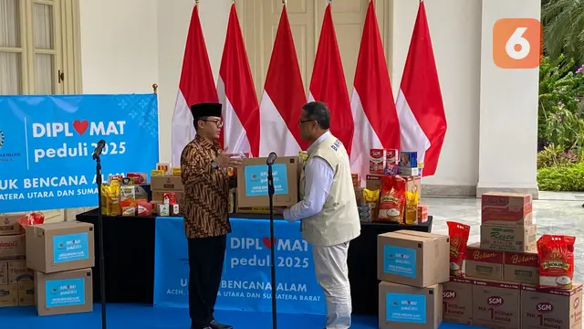 Menteri Luar Negeri RI Sugiono menyerahkan secara simbolik bantuan kemanusiaan untuk korban banjir Sumatera pada Jumat (5/12/2025) di Gedung Pancasila, Jakarta. (Dok. Liputan6.com/Teddy Tri Setio Berty)
