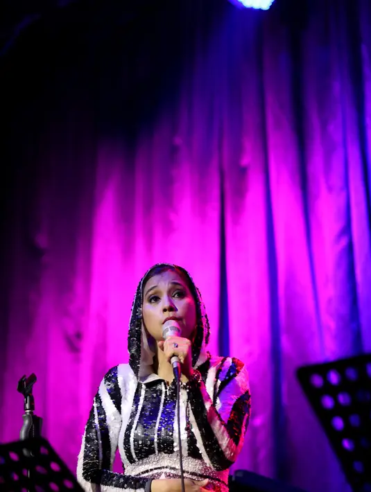 Sejumlah veteran pejuang nasional antusias menyaksikan aksi dan penampilan Ayu Azhari saat menyanyi di atas panggung. (Andy Masela/Bintang.com)