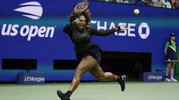 Petenis Amerika Serikat, Serena Williams mengembalikanb bola pukulan Ajla Tomljanovic dari Austrailia pada putaran ketiga kejuaraan tenis AS Terbuka di New York (2/9/2022). Upaya Serena Williams untuk gelar Grand Slam ke-24 di nomor tunggal secara resmi berakhir. (AP Photo/Charles Krupa)