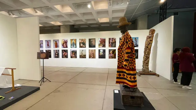 Menenun Warisan Budaya Indonesia dengan Sentuhan Keberlanjutan dalam Pameran The Flying Cloth oleh Merdi Sihombing