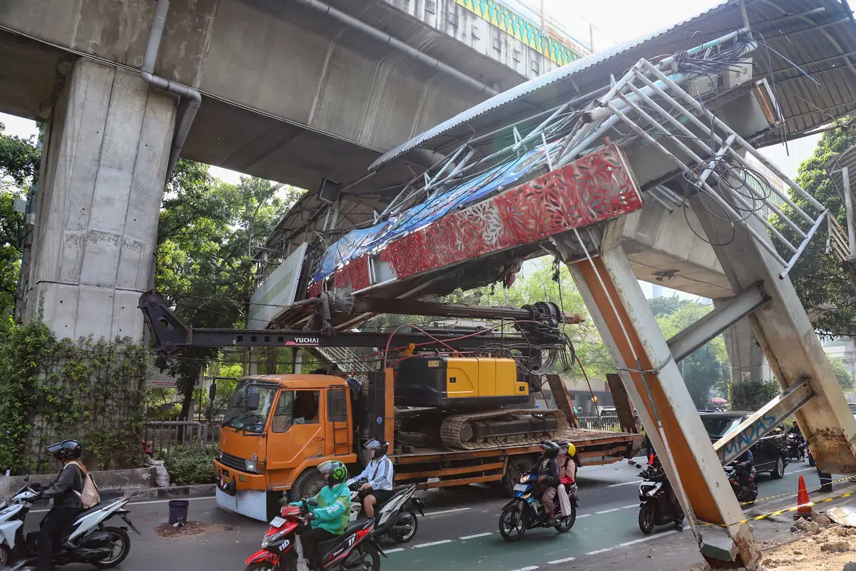 JPO Tendean Nyaris Ambruk Usai Ditabrak Truk Crane