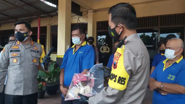 Tiga kakek asal Grobogan saat menunggu gelar kasus perjudian dadu kopyok di Polres Grobogan. (Foto: Liputan6.com/Felek Wahyu)