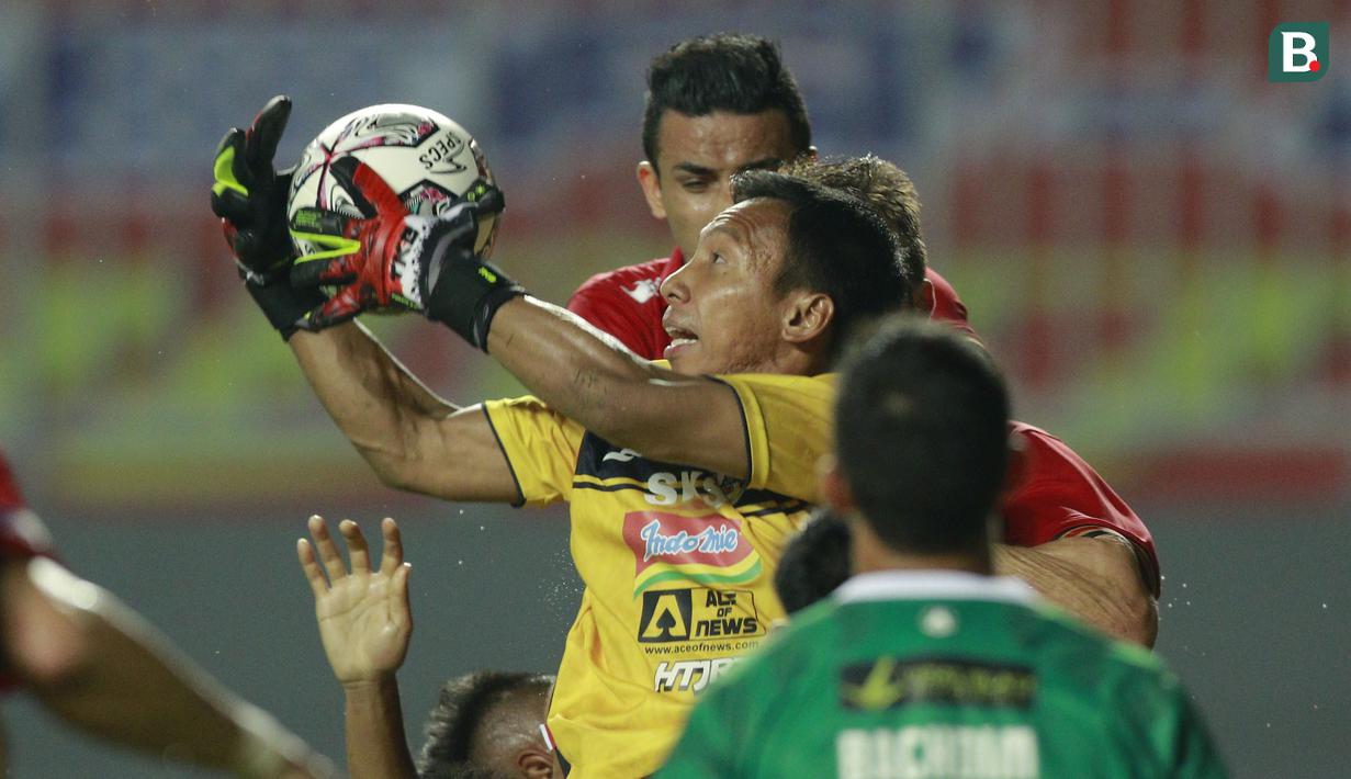 Serangan bertubi-tubi Persija Jakarta pada babak pertama mampu dimentahkan kiper PSS, Ega Rizky. Skor tidak berubah 1-0 untuk keunggulan Persija Jakarta. (Foto: Bola.com/M Iqbal Ichsan)